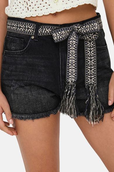 Short en denim noir de ONLY, avec ceinture décorative nouée à motifs ethniques et franges.
