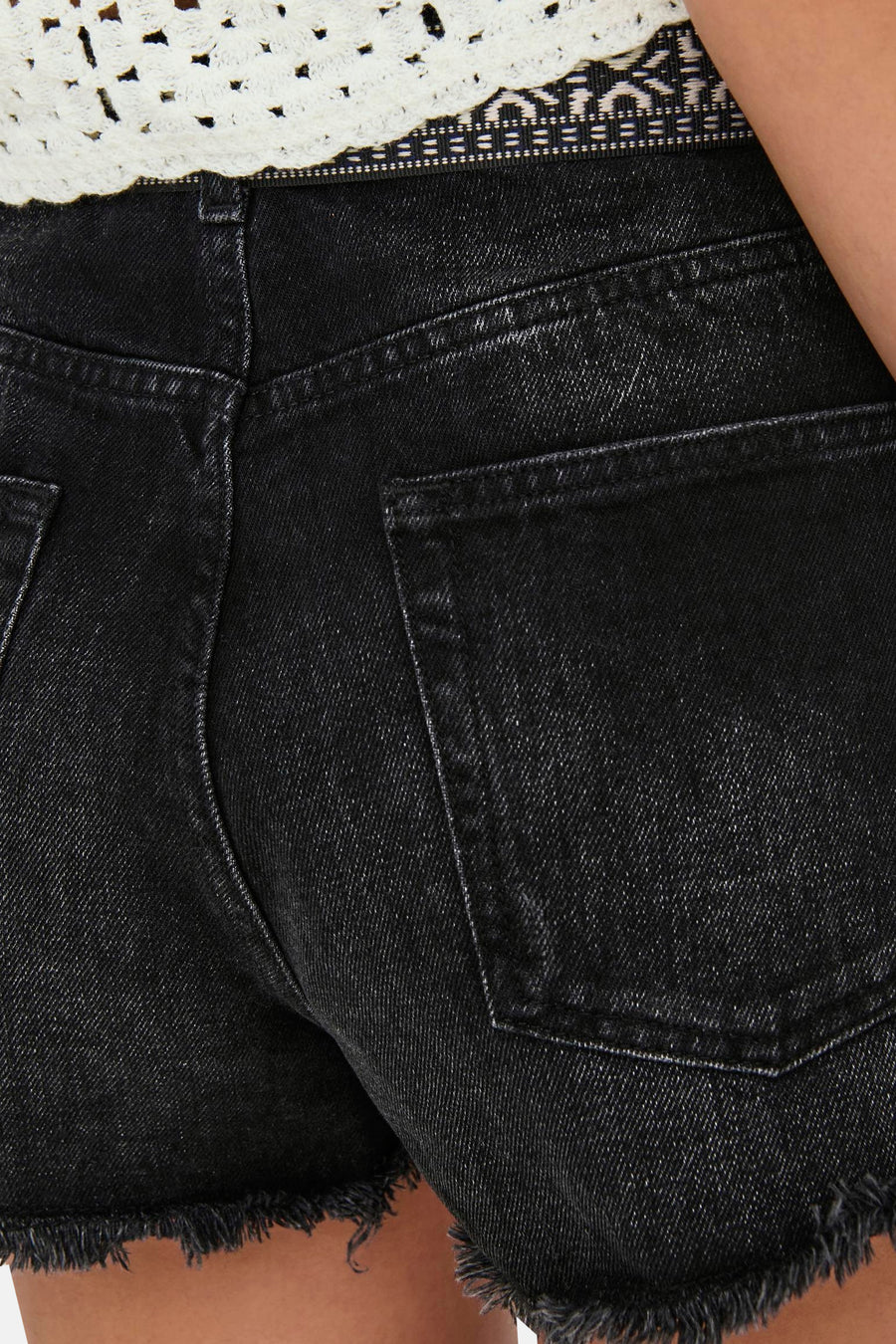 Short en denim noir de ONLY, avec une ceinture à motif, une poche arrière et des bords frangés.