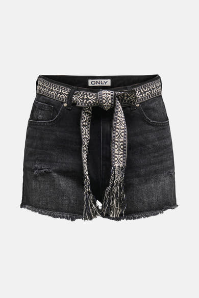 Short en denim noir par ONLY, avec ceinture décorative à motif et ourlet effiloché.
