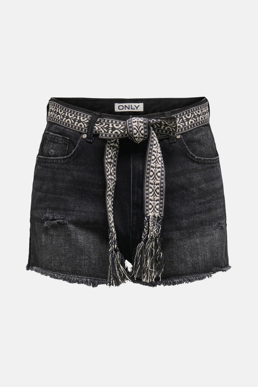 Short en denim noir par ONLY, avec ceinture décorative à motif et ourlet effiloché.
