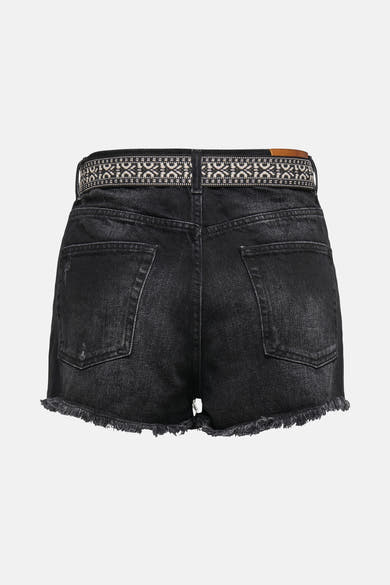 Short en denim noir par ONLY®, avec ceinture à motif ethnique et bords effilochés.
