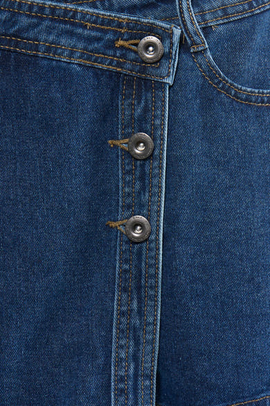 Donkerblauwe spijkerrok met short van ONLY, met knoopsluiting aan de voorkant, contrasterende stiksels en drie metalen knopen.