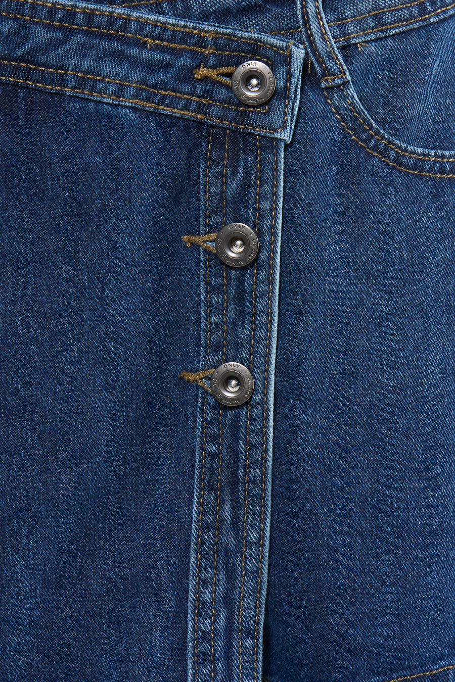 Donkerblauwe spijkerrok met short van ONLY, met knoopsluiting aan de voorkant, contrasterende stiksels en drie metalen knopen.