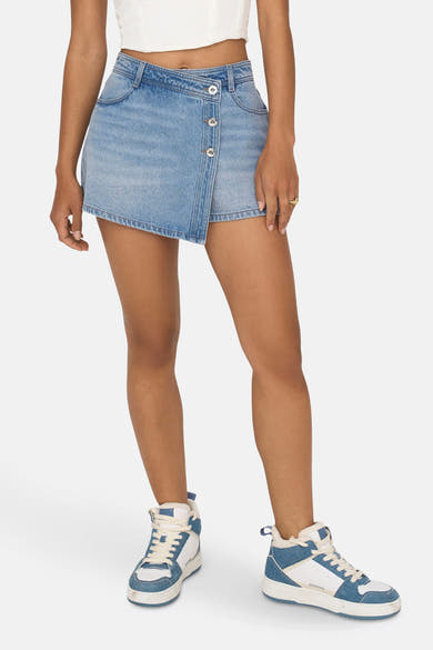 Short en denim bleu clair de ONLY®, avec une coupe portefeuille boutonnée.