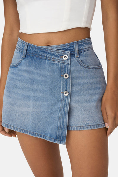 Lichtblauwe spijkerbroekshorts van ONLY, met asymmetrische knoopsluiting aan de voorkant.