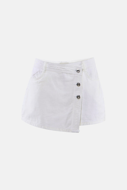 Jupe-short en jean blanc de ONLY® modèle portefeuille asymétrique avec trois boutons-pression argentés, vue de face.