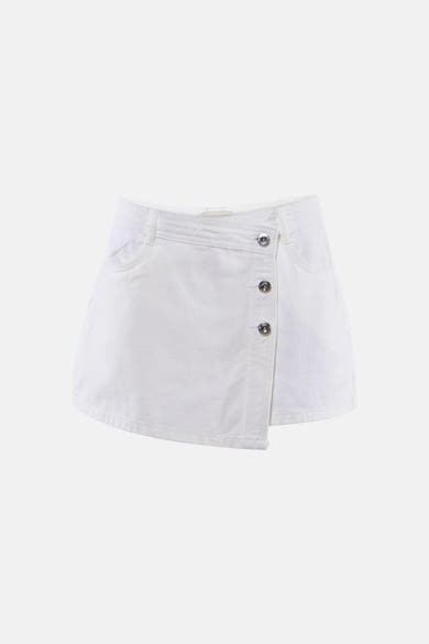 Witte spijkerrok-short van ONLY® met asymmetrische wikkelstijl en drie zilverkleurige drukknoppen, vooraanzicht.
