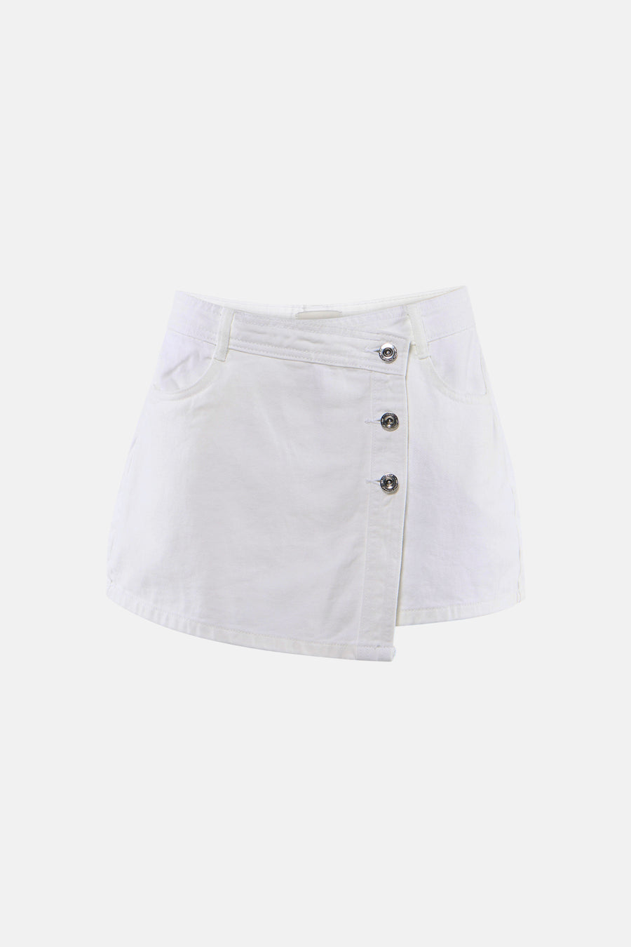 Witte spijkerrok-short van ONLY® met asymmetrische wikkelstijl en drie zilverkleurige drukknoppen, vooraanzicht.