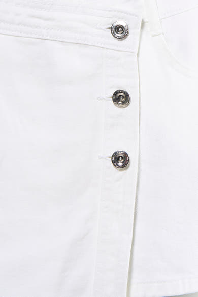 Witte spijkerrok-short van ONLY, met drie zilverkleurige drukknoppen en gedetailleerde stiksels.