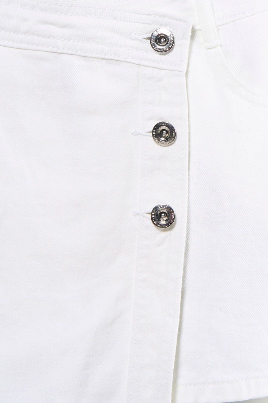 Witte spijkerrok-short van ONLY, met drie zilverkleurige drukknoppen en gedetailleerde stiksels.