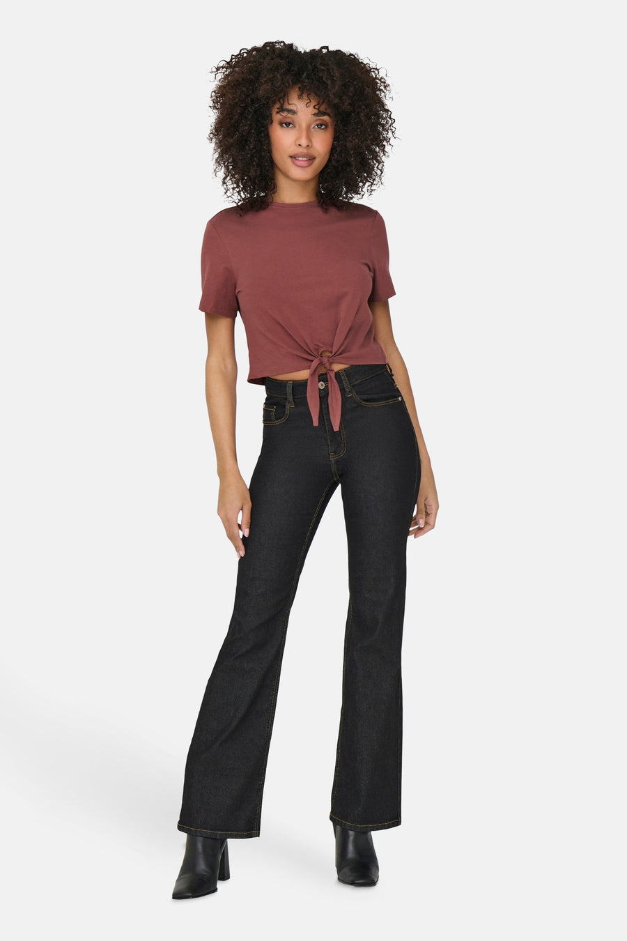 T-shirt à manches courtes marron de ONLY, noué devant, porté avec un jean taille haute et des bottines noires.