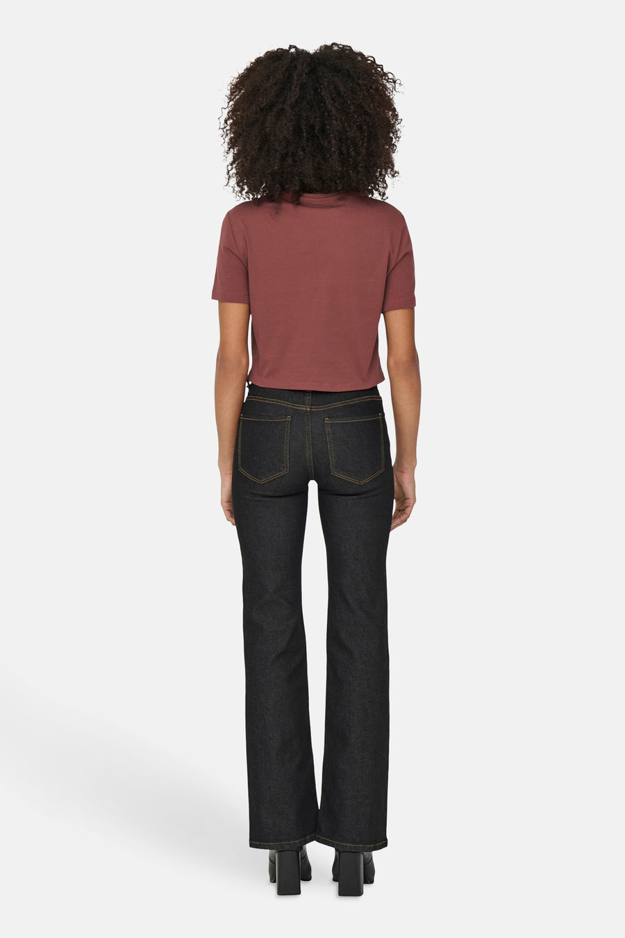 T-shirt à manches courtes brun de ONLY, porté avec un jean taille haute et des bottines à talons.
