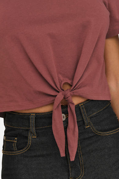 T-shirt à manches courtes marron, de ONLY, noué à l'avant, porté avec un jean noir.
