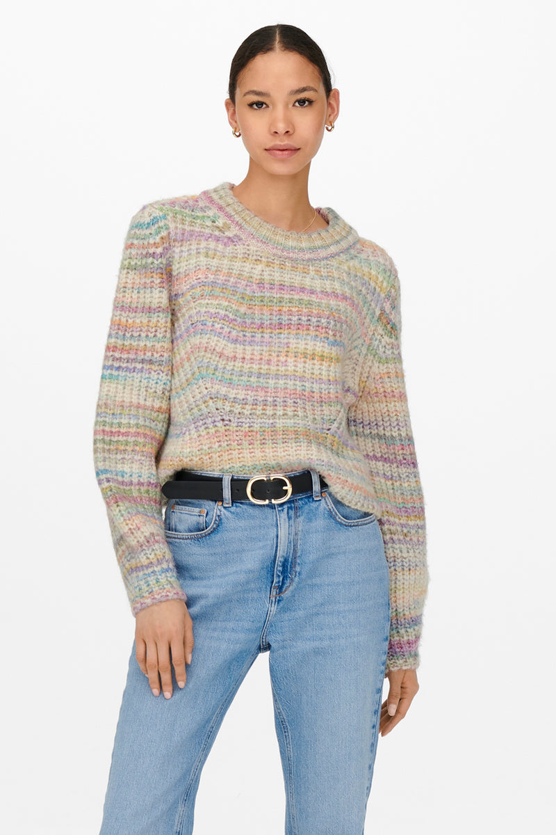 Pull beige à rayures by ONLY®, porté avec une ceinture noire et un jean bleu clair.
