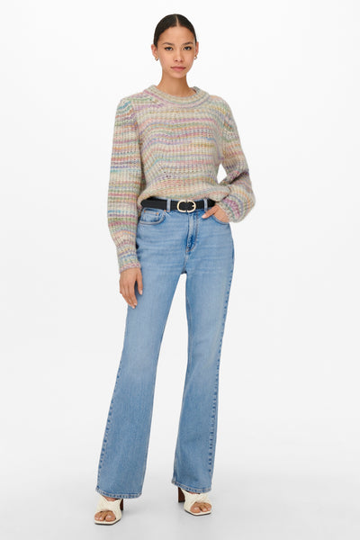 Pull beige col rond de ONLY, porté avec un jean taille haute et une ceinture noire.
