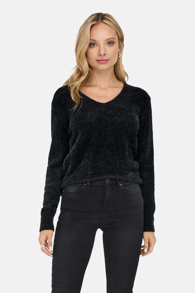 Pull noir à col V de ONLY, en maille duveteuse, porté avec un jean noir.