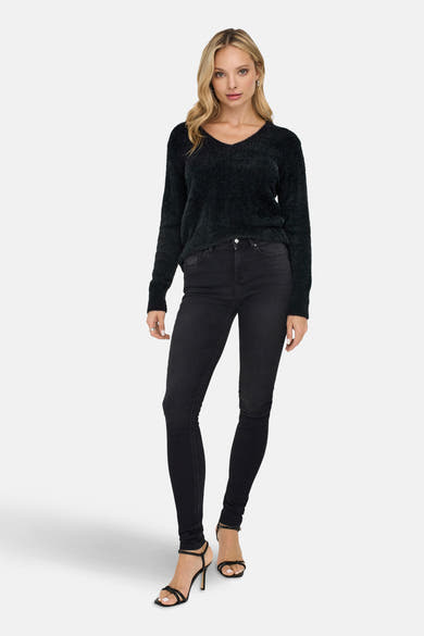 Pull noir à col rond de ONLY, porté avec un jean noir et des talons hauts.
