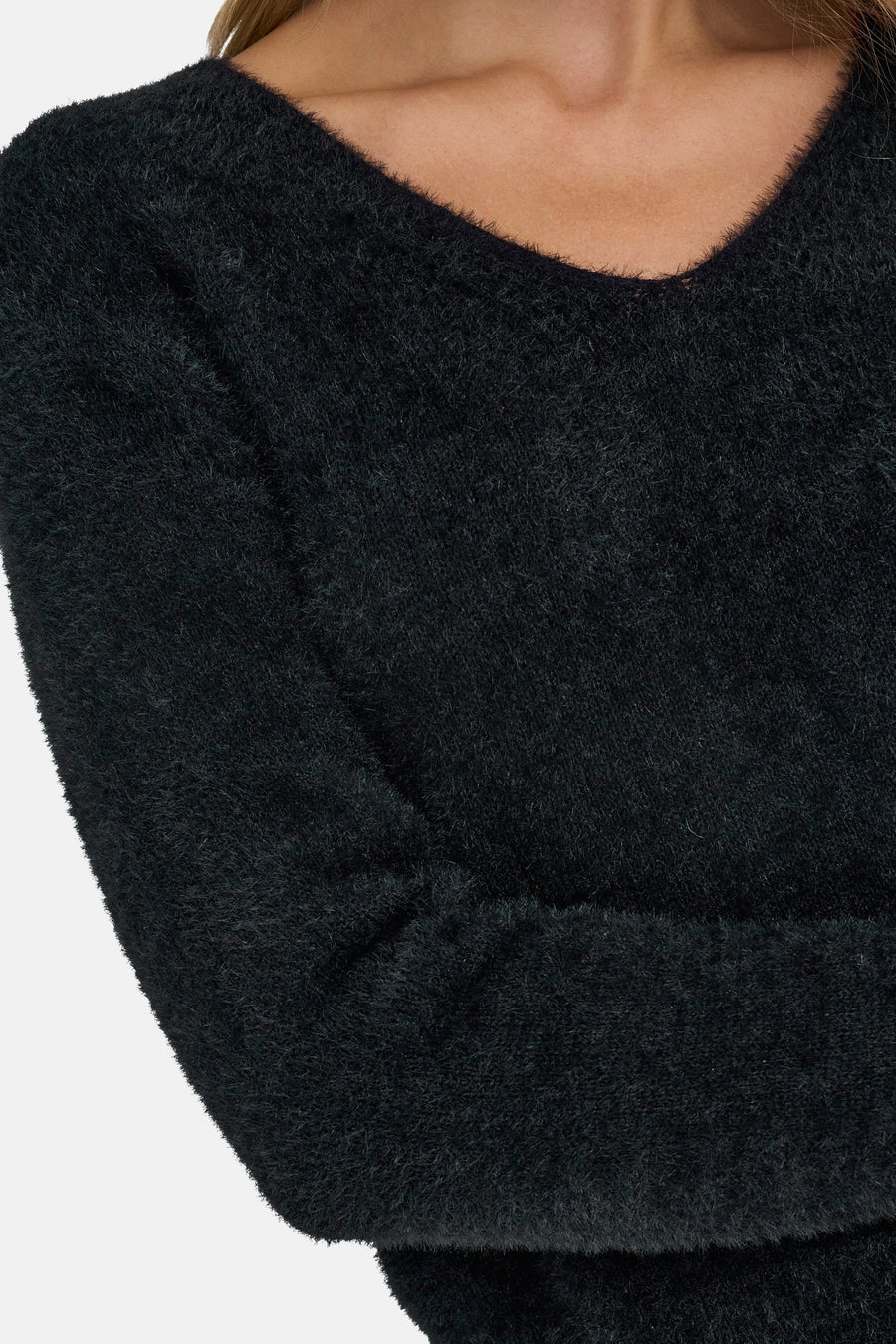 Pull noir du type col rond par ONLY, en texture bouclette douce et coupe décontractée.