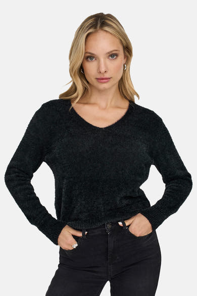 Pull noir à col rond de ONLY, porté avec un jean noir et des boucles d'oreilles argentées.