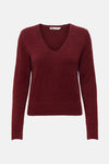 Pull rouge à col en V by ONLY, en maille duveteuse texturée.