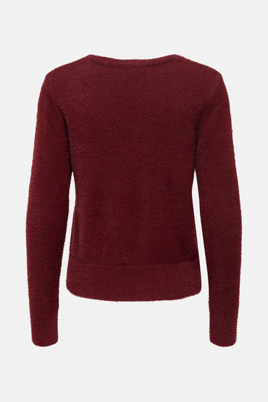 Pull rouge à col rond de ONLY®, en maille duveteuse texturée, vue de dos.