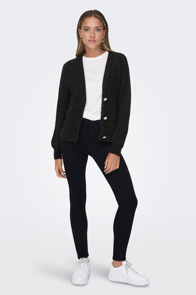 Gilet noir du ONLY®, avec des boutons décoratifs, porté sur un t-shirt blanc et un pantalon noir.