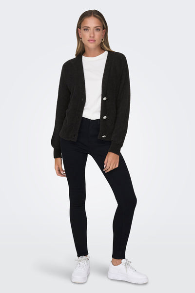 Gilet noir du ONLY®, avec des boutons décoratifs, porté sur un t-shirt blanc et un pantalon noir.