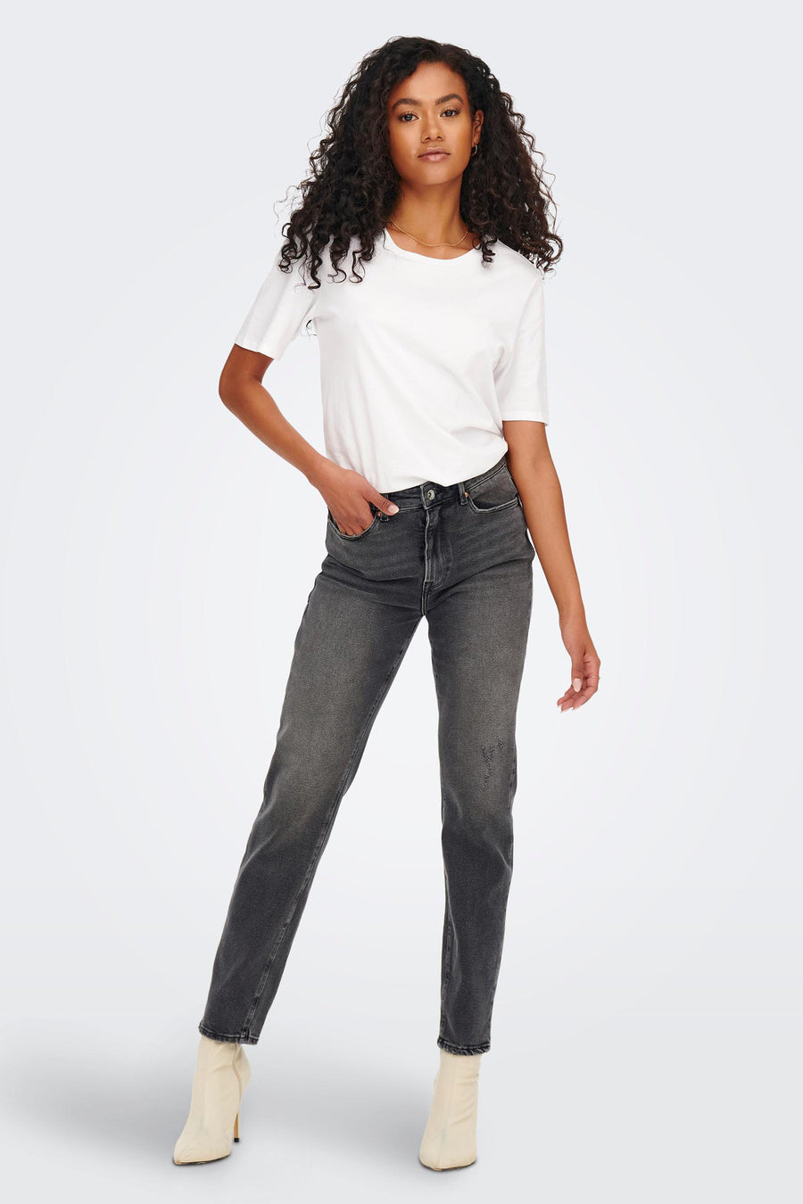 Grijze rechte jeans van ONLY, gedragen met een effen wit T-shirt en crèmekleurige enkellaarsjes met hoge hakken.