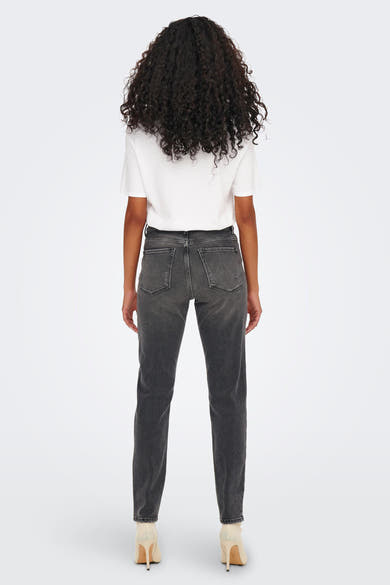 Grijze rechte jeans van ONLY®, gedragen met een wit T-shirt en beige naaldhakken.
