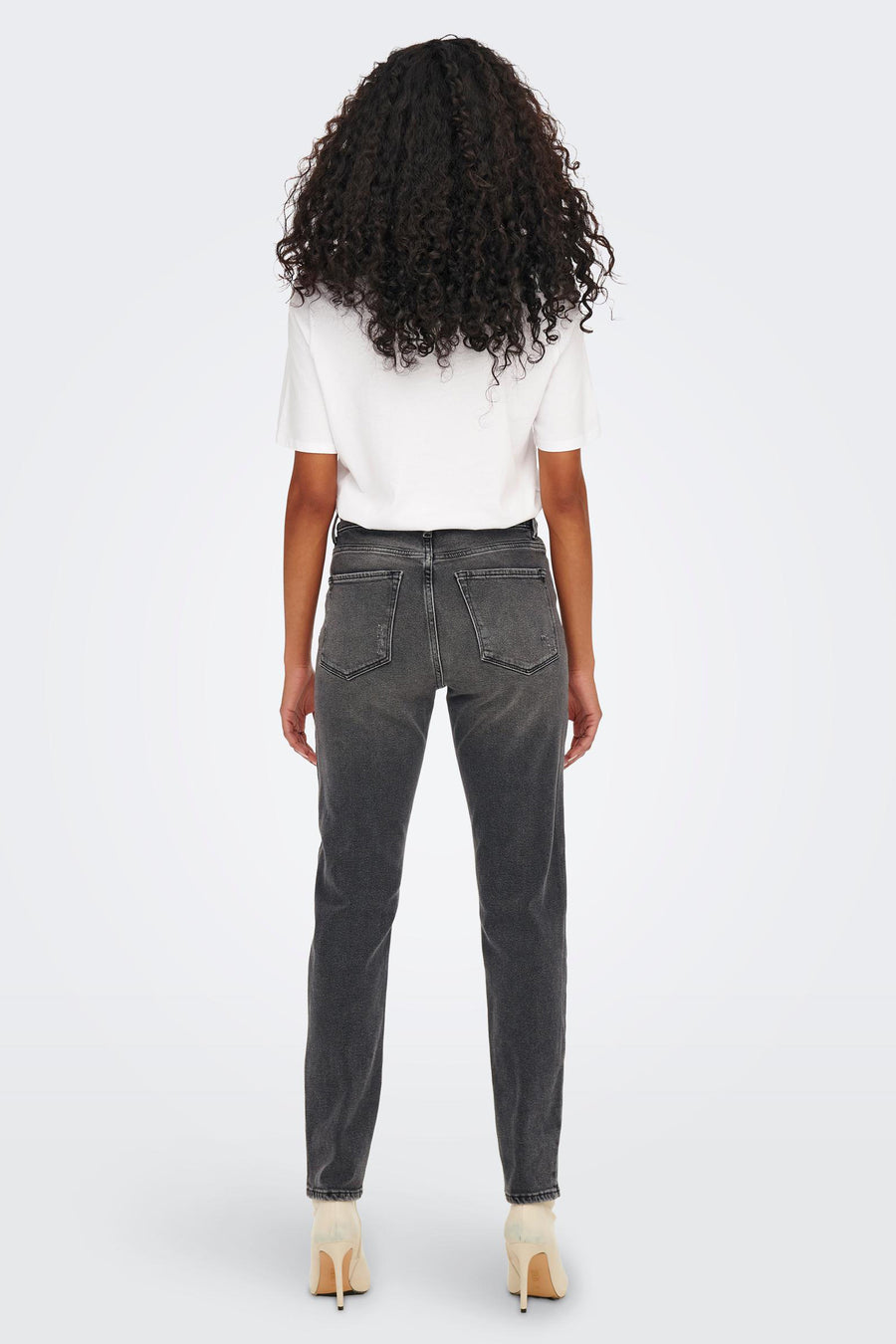 Grijze rechte jeans van ONLY®, gedragen met een wit T-shirt en beige naaldhakken.