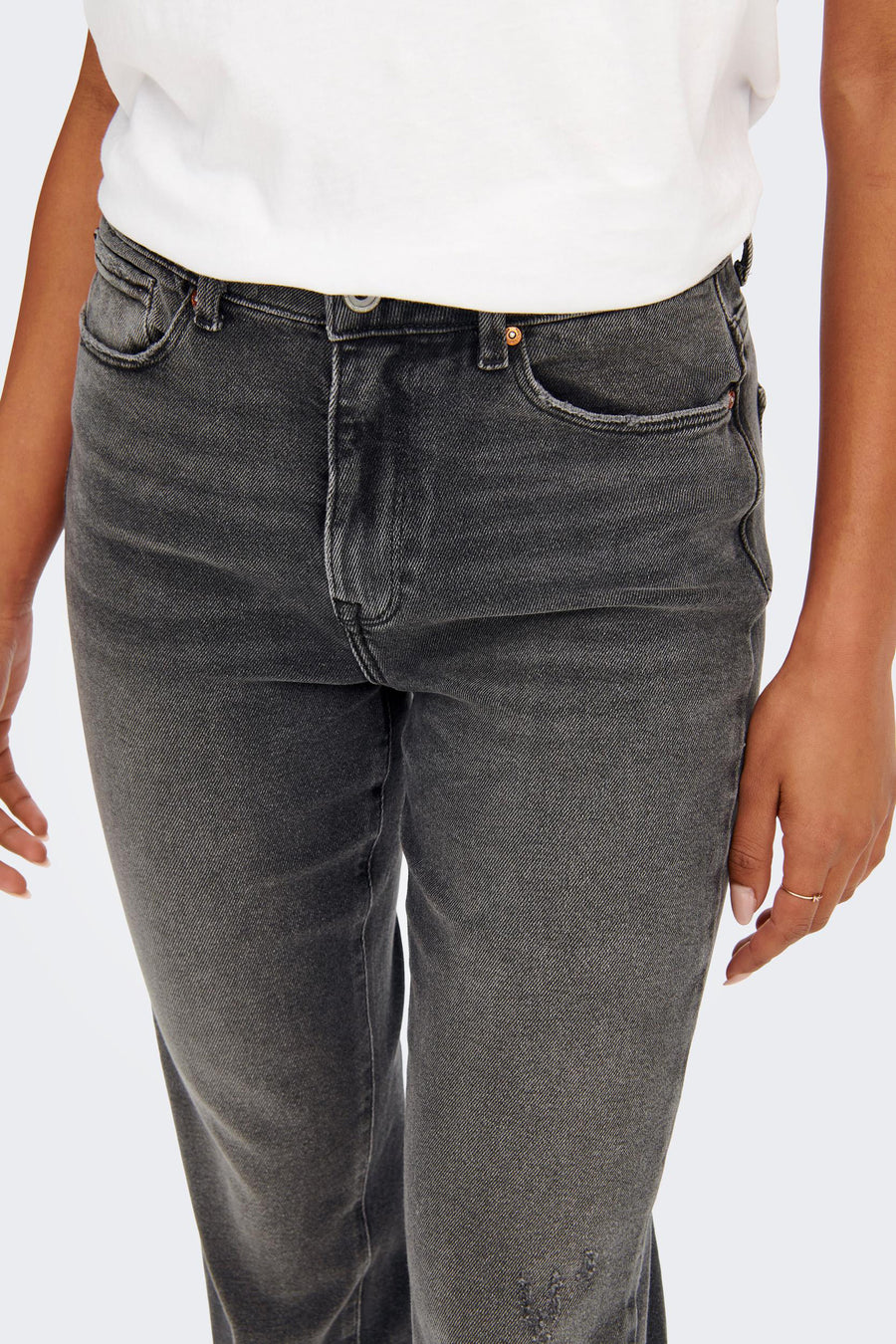Grijze rechte jeans van ONLY, met subtiele slijtage en een relaxte pasvorm.