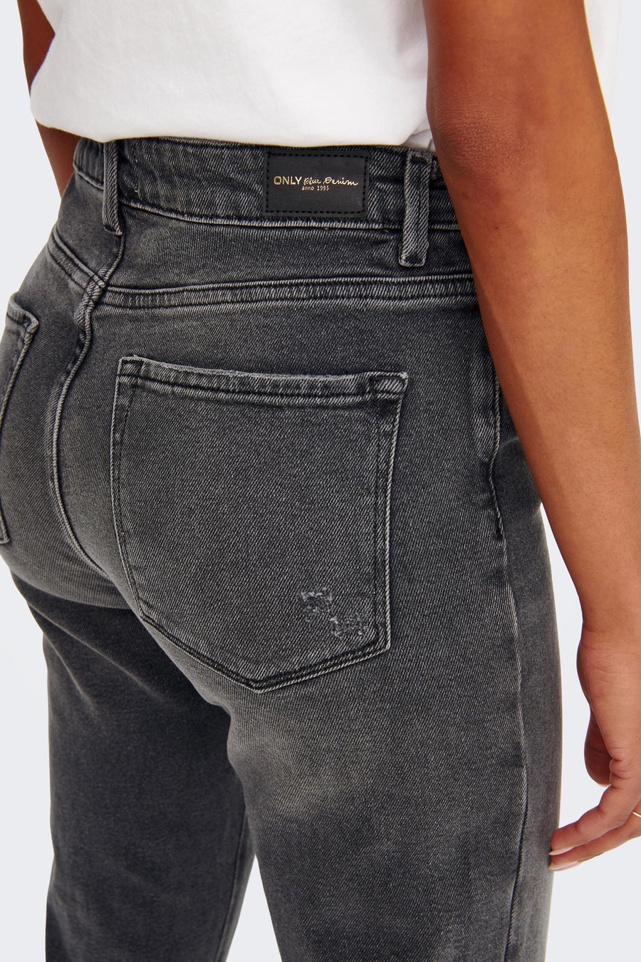Grijze rechte jeans van ONLY, met een versleten achterzak en een merklabel in de taille.