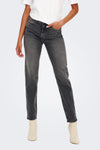 Grijze rechte jeans van ONLY®, gedragen met een wit T-shirt en ivoorkleurige enkellaarsjes.