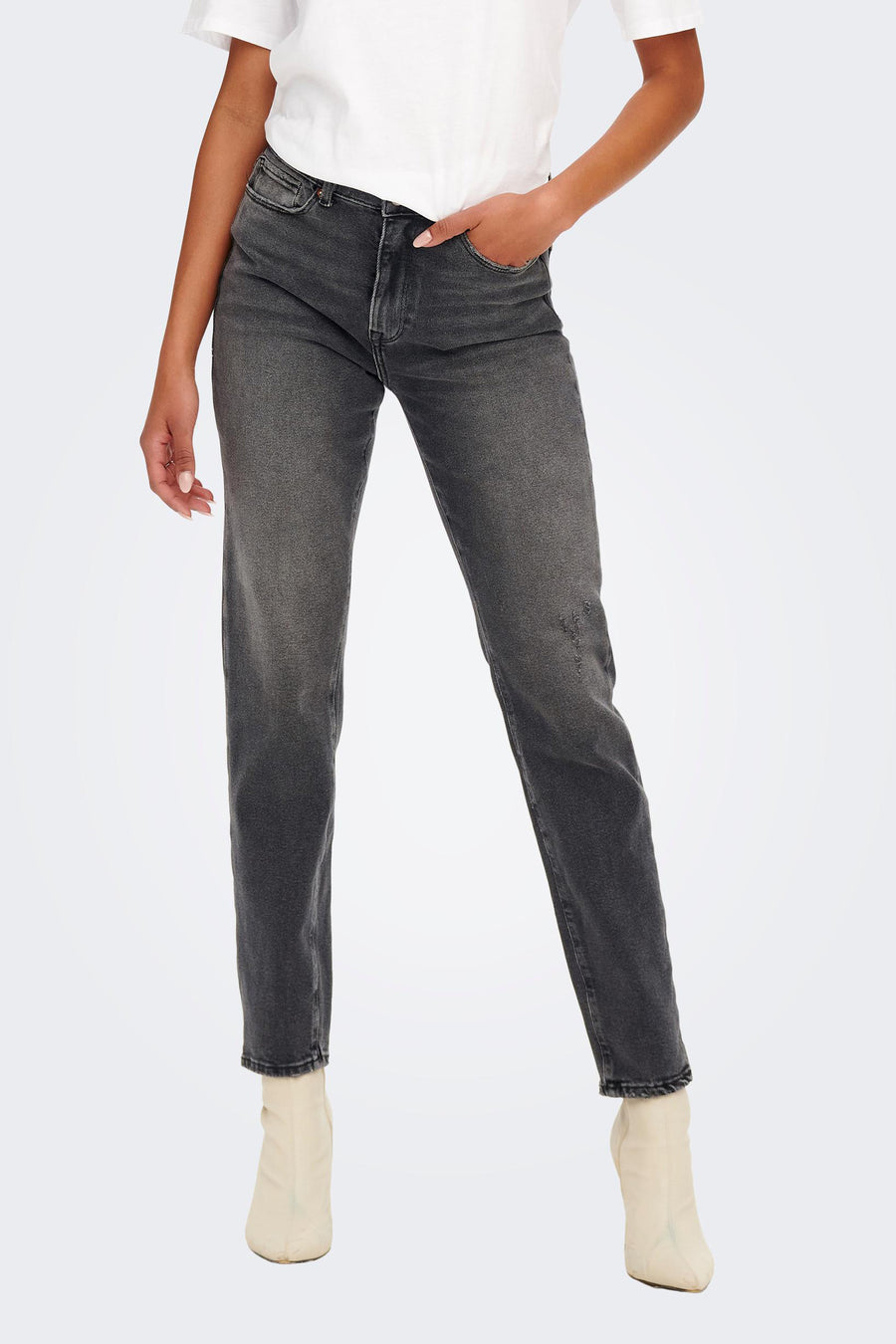Grijze rechte jeans van ONLY®, gedragen met een wit T-shirt en ivoorkleurige enkellaarsjes.