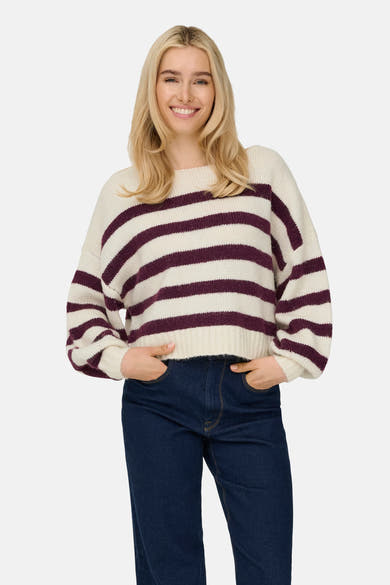 Pull à col rond écru by ONLY, à rayures bordeaux, porté avec un jean bleu foncé.
