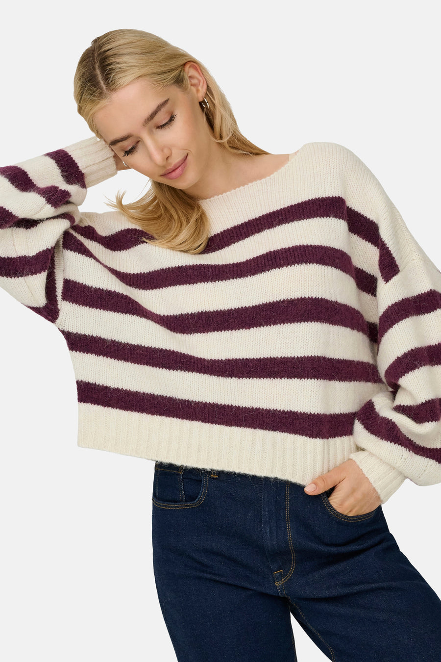 Pull écru à rayures bordeaux de ONLY, porté avec un jean bleu foncé.