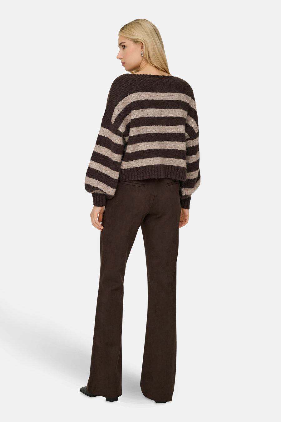 Bruine trui met ronde hals en pofmouwen van ONLY, en een donkerbruine corduroy broek.
