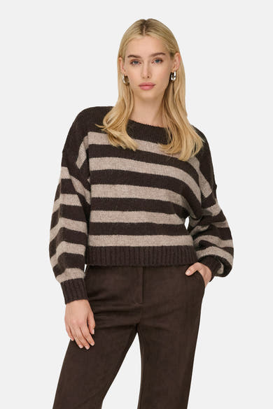 Bruine trui met ronde hals van ONLY, met contrasterende horizontale strepen, gedragen met een effen bruine broek.