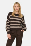 Bruine trui met ronde hals van ONLY, met contrasterende horizontale strepen, gedragen met een effen bruine broek.