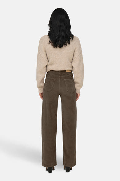 Bruine gekleurde broek van ONLY, van corduroy met wijde pijpen, gedragen met een beige trui.