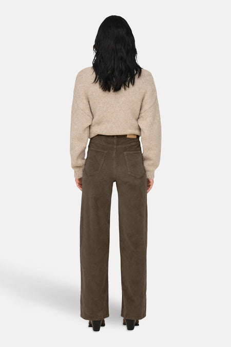 Bruine gekleurde broek van ONLY, van corduroy met wijde pijpen, gedragen met een beige trui.
