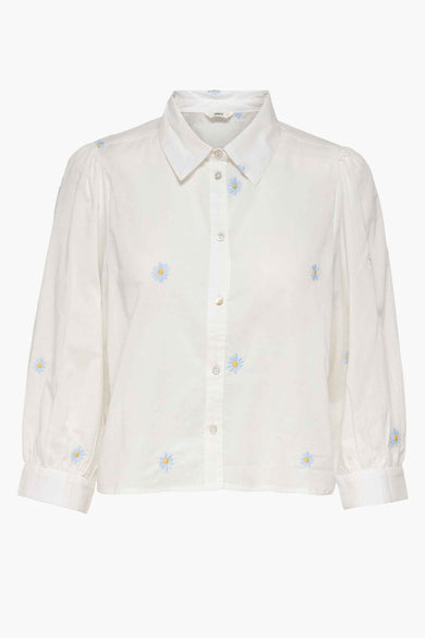 Chemisier blanc à manches longues de ONLY, orné de broderies florales bleues et jaunes.