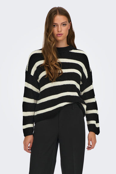 Pull noir à rayures larges by JDY, porté avec un pantalon noir.