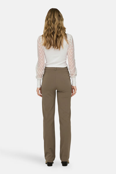 Pantalon brun ONLY® avec une coupe droite, une taille haute et des talons foncés.