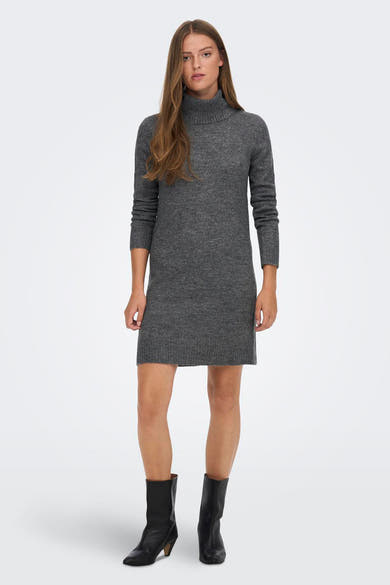 Robe grise à manches longues de JDY, avec un col roulé et portée avec des bottes noires.