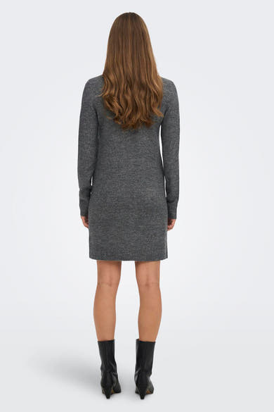 Robe grise à manches longues de JDY, vue de dos, avec des bottes noires.
