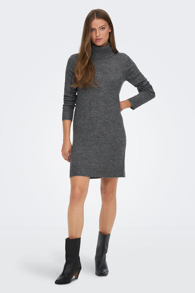 Robe à manches longues grise par JDY, portée avec des bottines en cuir noir.