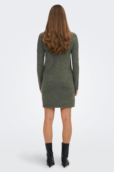 Robe kaki à manches longues de JDY, avec des cheveux longs ondulés et des bottes noires.