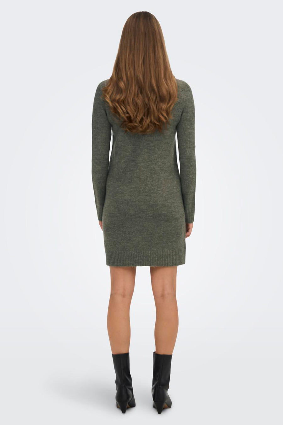 Robe kaki à manches longues de JDY, avec des cheveux longs ondulés et des bottes noires.