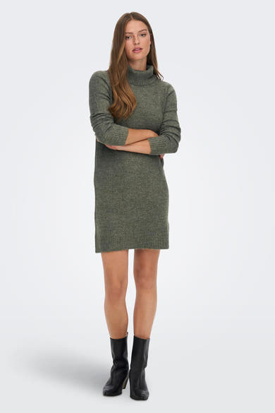 Robe kaki à manches longues de JDY, avec un col roulé et des bottes noires.